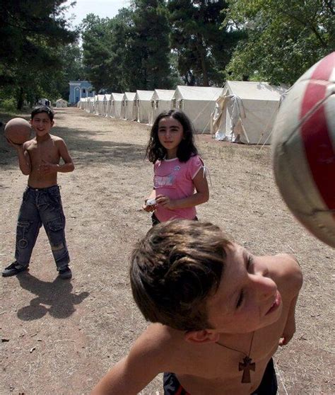 Bambini Che Giocano Nelle Macerie Delle Loro Citt Rase Al Suolo Non