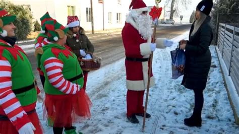 Elfy Mikołaj i prezenty Świąteczna niespodzianka dla mieszkańców