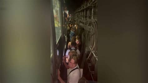 VIDÉO À Paris le cauchemar de voyageurs bloqués deux heures dans un