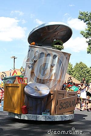 Oscar The Grouch In Trash Can Editorial Stock Image - Image: 62362799