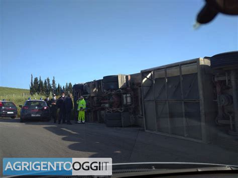 Incidente Stradale Tir Carico Di Alimenti Si Ribalta Agrigentooggi