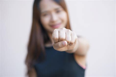 Las mujeres levantan los puños para que sepan que están peleando Foto