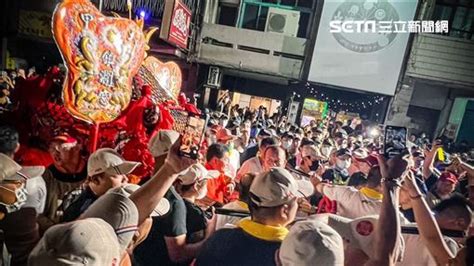 獨家／大甲鎮瀾宮「超胸」美食！火辣女老闆秀身材賣地瓜球 跟遶境必吃 娛樂星聞