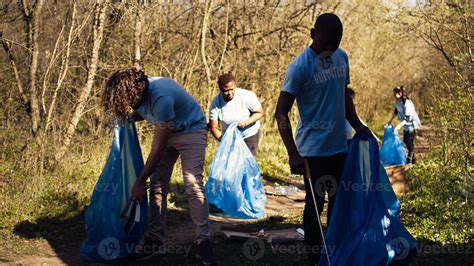 Diverso Hombres Voluntarios Recoger Arriba Basura Y El Plastico Basura