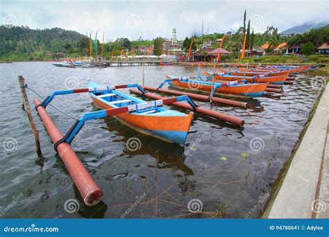 Barco De Pesca Tradicional De Jukung Bali En El Lago Beratan Foto