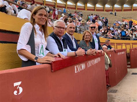 El equipo de Gobierno presente en la celebración de la novillada con