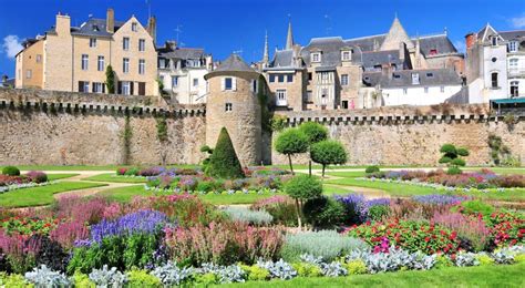 Découvrez la cité médiévale aux remparts millénaires et aux maisons à