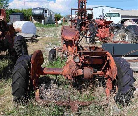 Farmall Model B Tractor - Davies Auction Service LLC