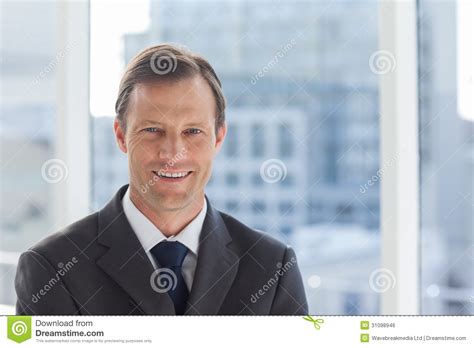 Hombre De Negocios Sonriente En Su Oficina Foto De Archivo Imagen De