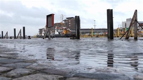 Sturm Im Norden Hochwasser In Bremerhaven Youtube