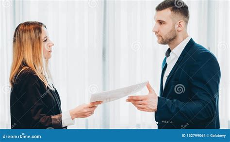 Abandono De La Carta De Dimisión Femenina Del Empleado Del Trabajo Foto