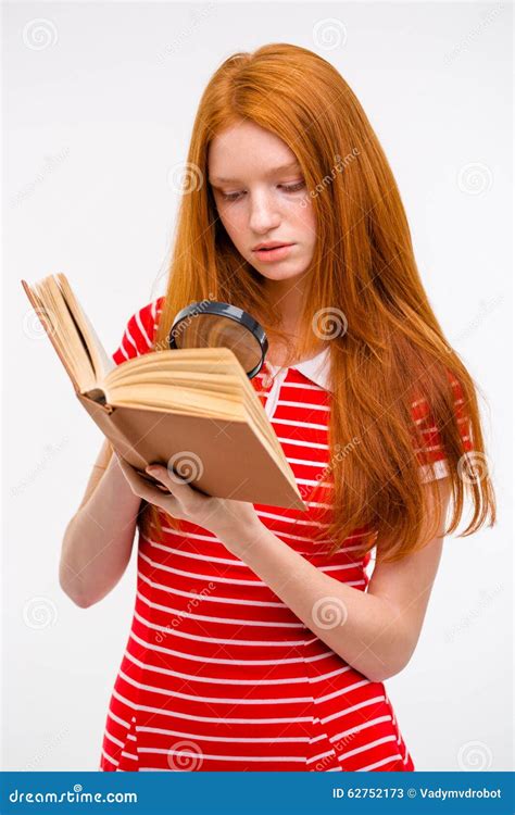 Libro De Lectura Femenino Joven Concentrado Del Pelirrojo Usando El