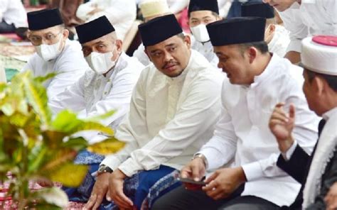 Edy Rahmayadi Dan Bobby Nasution Salat Idul Adha Satu Saf Di Lapangan