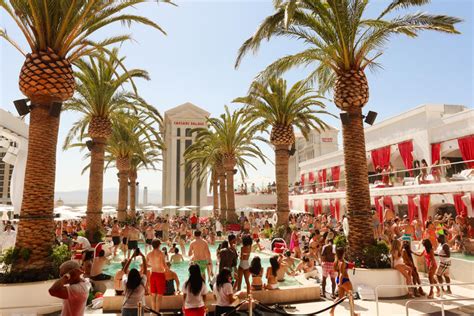 Drai's Beach Club Pool Party ☀ Cabana Rental | Bachelor Vegas