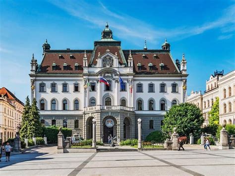 Univerza V Ljubljani Na Anghajski Lestvici E Ve Let Mo No Zaostaja