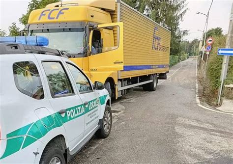 Tir Incastrato Nel Tornante Si Rompe Il Serbatoio Provinciale Di