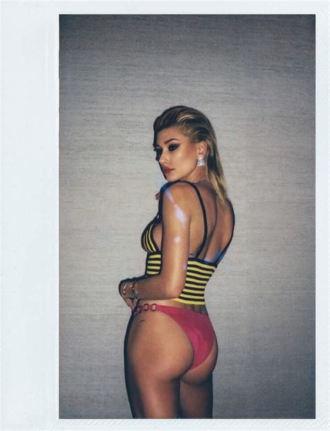 Hot And Sexy Hailey Bieber Photos ThBLOG
