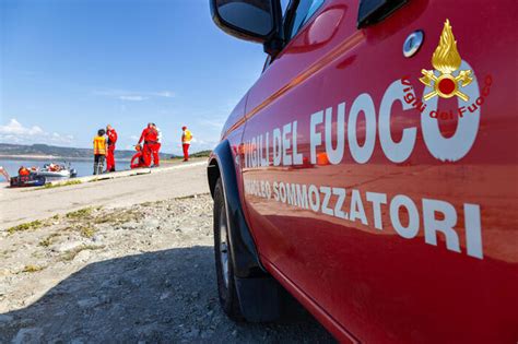 Padre Si Tuffa In Acqua Per Salvare Il Figlio Ma Annegano Entrambi