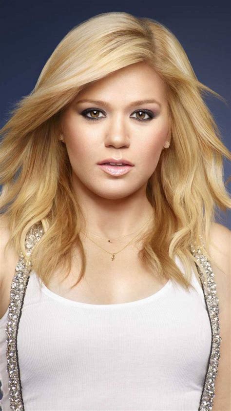 Download Kelly Clarkson Pretty Hair Wallpaper