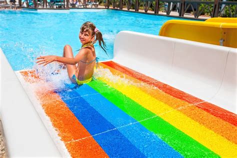 Kind Im Bikini Der Wasserpark Schiebt Stockfoto Bild Von Kaukasisch Schwimmbad