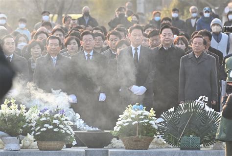 포토타임 이재명 노 전 대통령 묘역 참배민주주의 지켜낼 것 중앙일보