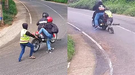 Viral Aksi Relawan Penolong Motor Tak Kuat Nanjak Di Bromo Pertaruhkan