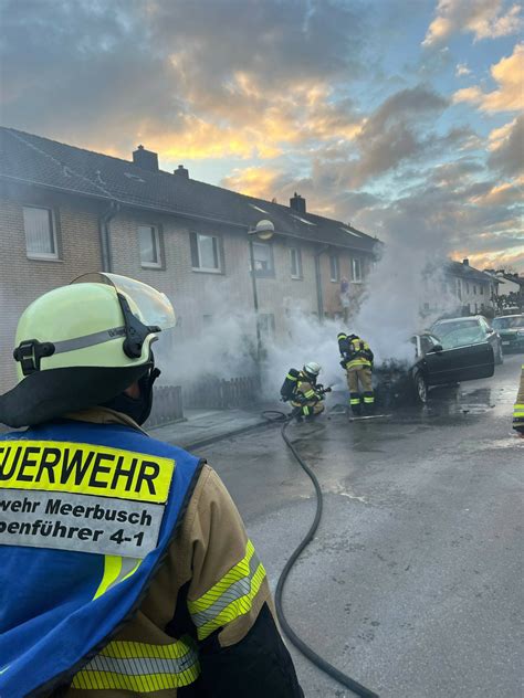 Bilderstrecke Feuerwehr löscht brennenden Pkw