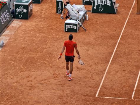 Foto Novak Proklizao I Pao Noge Su Samo Oti Le Uvis Bolna Scena U