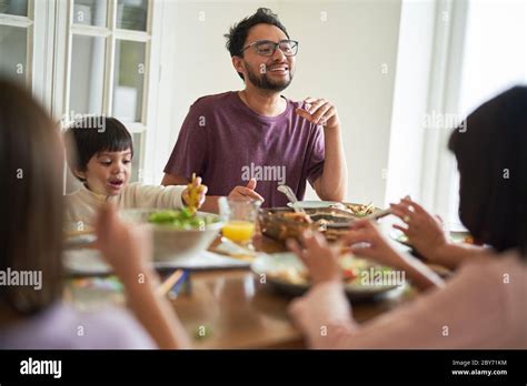 Mesa feliz fotografías e imágenes de alta resolución Alamy