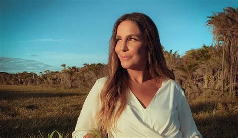 Ivete Sangalo compartilha clique raro de uma das gêmeas o avô Fortal