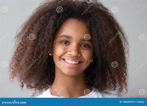 Fille Noire Attirante Dadolescent Souriant Regardant La Caméra Image Stock Image Du Neuf