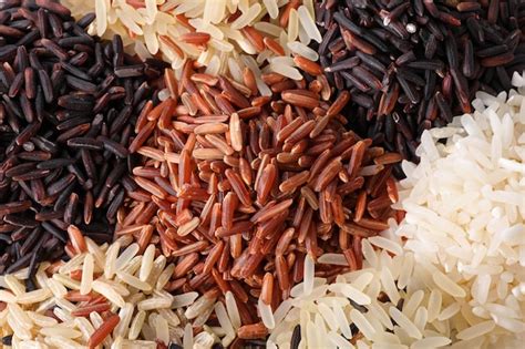 Tipos De Arroz Integral - Diferentes tipos de arroz integral y pulido como primer plano de fondo ...
