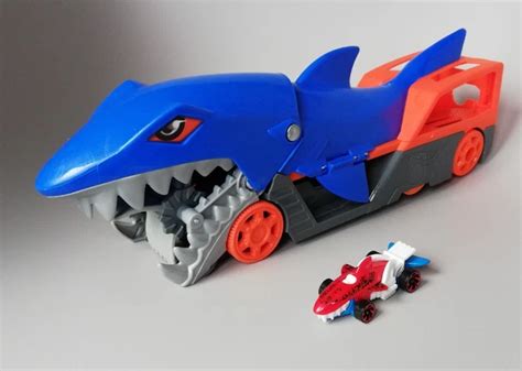 Mattel Hot Wheels Shark Chomp Transporter Play Set Sharkruiser Car