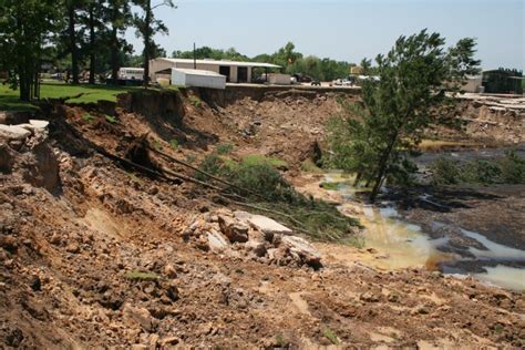 Texas Sinkhole Now Over 1,000 Feet Wide as Residents Prepare to Flee