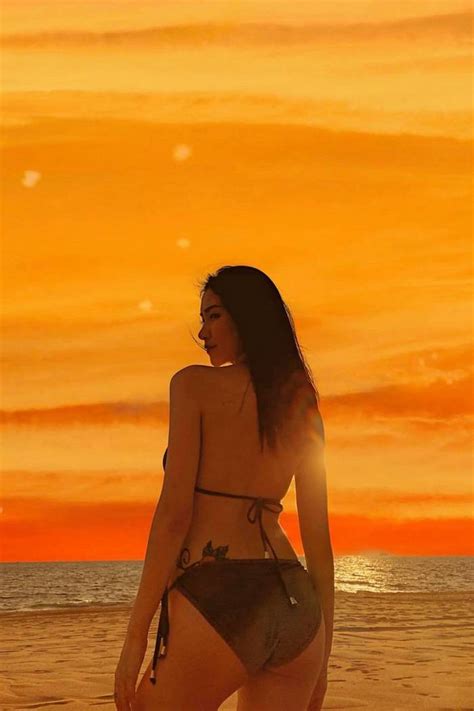 Ảnh Hòa Minzy sexy mặc bikini lộ vòng một căng đét GenZ Relax