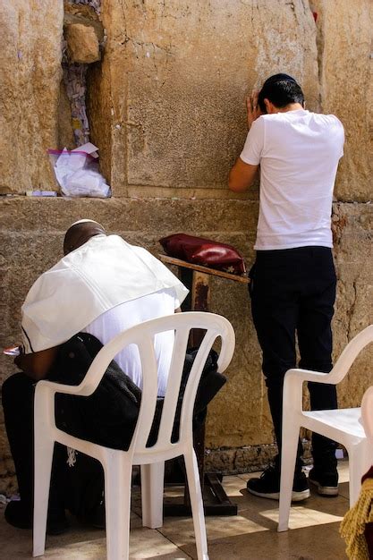 Premium Photo Unknowns People Praying Front The Western Wall At The