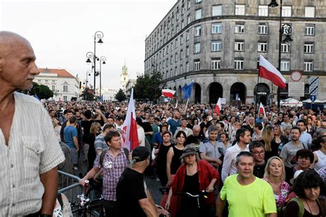 Ponad 100 tys osób protestuje w całym kraju w obronie sądów