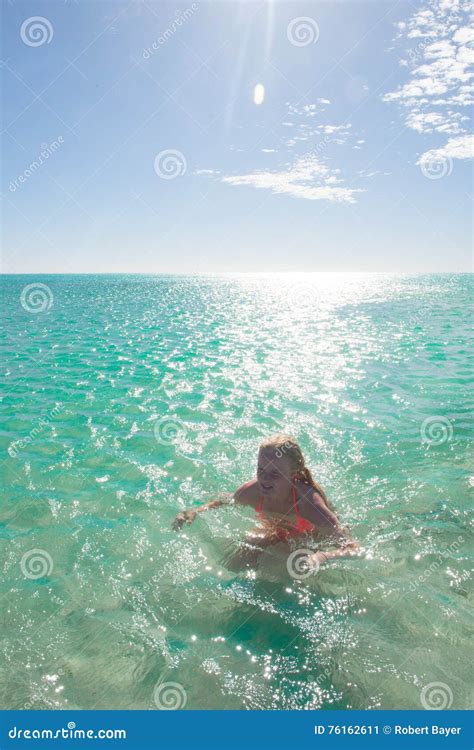 Donna Bionda Del Bikini Che Nuota Oceano Tropicale Immagine Stock
