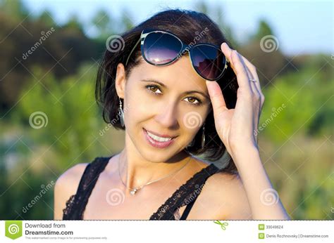 Belle Femme Avec Des Lunettes De Soleil Photo Stock Image Du Tête