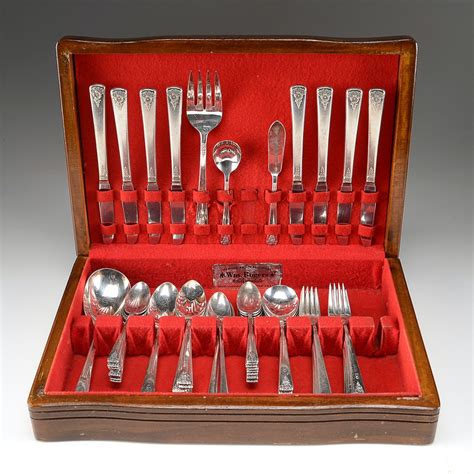 Wm Rogers "Spring Charm" Silver Plate Flatware Set | EBTH