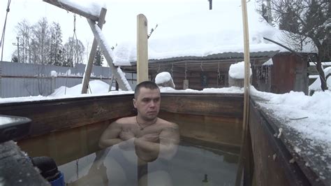 Приучаю тело к холоду.Личный рекорд 4 минуты. Температура воды +3 - YouTube