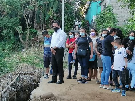 Alcalde de Zaragoza entrega materiales de construcción a familias de