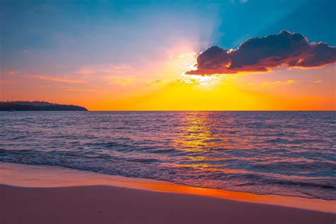 Hermosa Puesta De Sol En La Playa Tropical Con Cielo Y Nubes Para