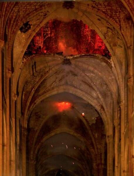 Incendie à Notre Dame De Paris Les Premières Images Impressionnantes