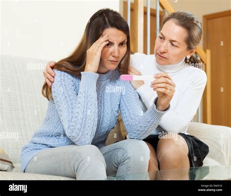 Jeune femme triste consolation Banque de photographies et dimages à