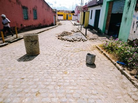 Trabalho de recuperação do calçamento no bairro do Irã Prefeitura de