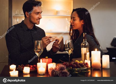 Beau Couple Passionn Ayant D Ner Romantique Aux Chandelles Maison