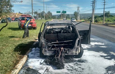 Mercedes pega fogo e fica destruído em via próxima à Ponte do Bragueto