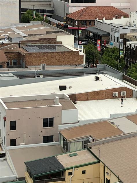 Kid fleeing Cops gets stuck on roof at Crown St : r/wollongong