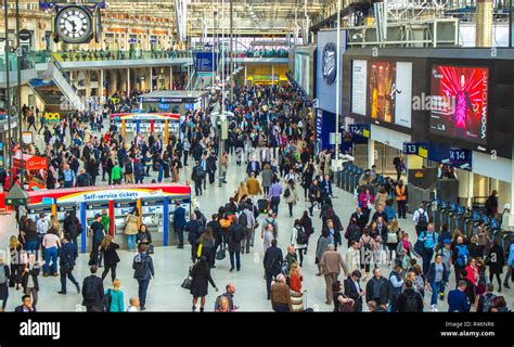 London Waterloo London England May 11 2017 Station Concourse Busy